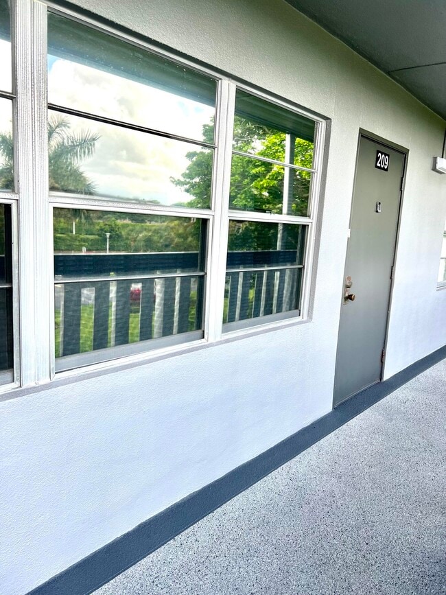 Building Photo - 209 Suffolk F