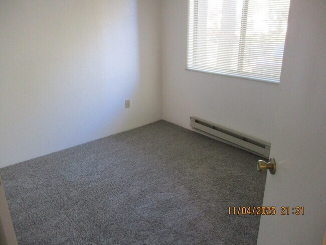 Building Photo - 2700 S White Mountain Rd