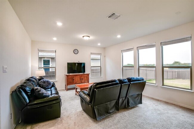 Building Photo - 1924 Stringer Pass