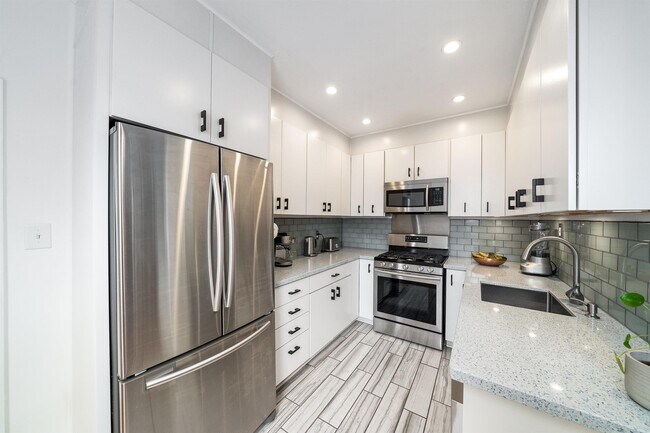 Building Photo - 331 Varick St