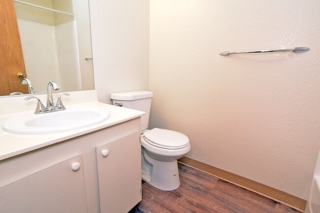 Building Photo - Cozy 2 Bedroom