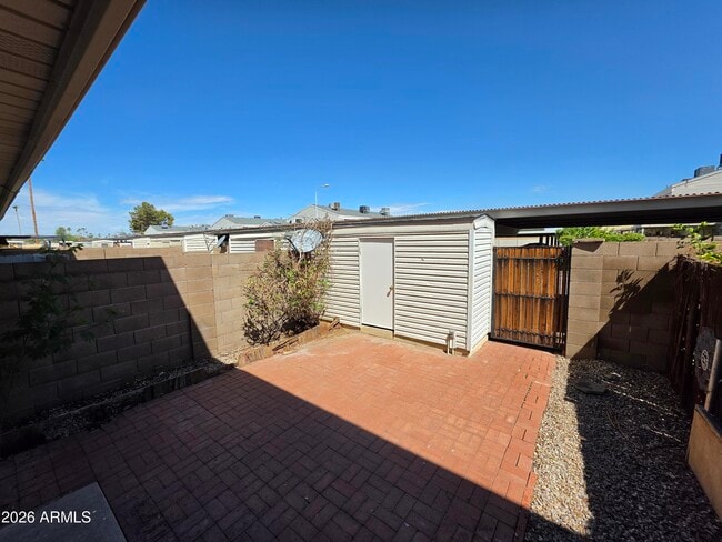 Building Photo - 731 E Vaughn Dr