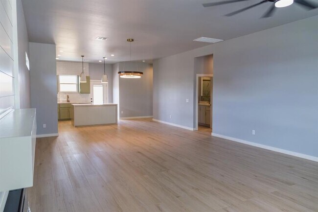 Building Photo - 905 S Howard Ave