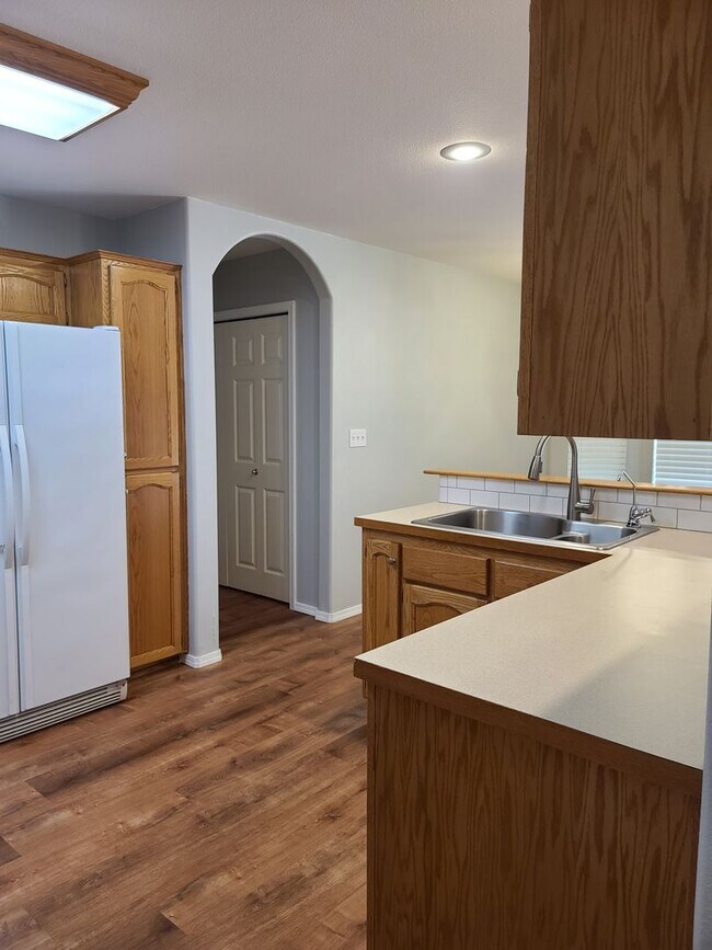 Building Photo - 2056 Doe Dr