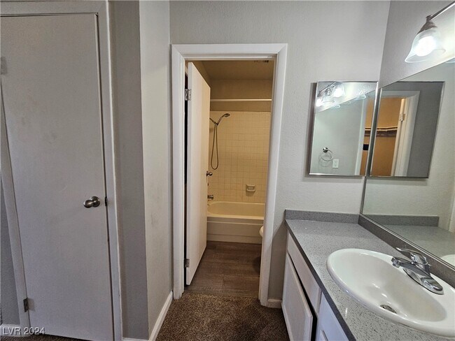 Building Photo - 3749 Carlyle Dr