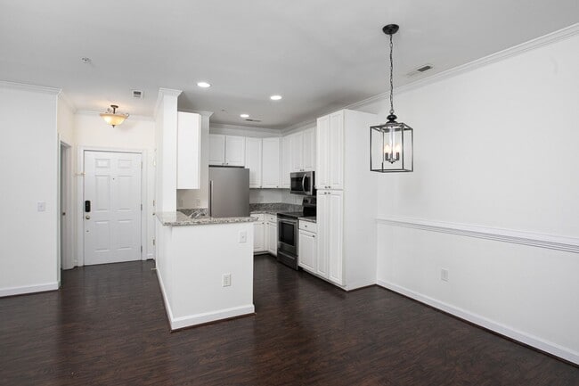 Building Photo - Beautiful 2 Bedroom Condo in Southern Village!