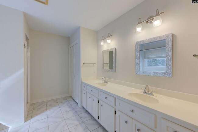 Building Photo - 112 Woodlands W