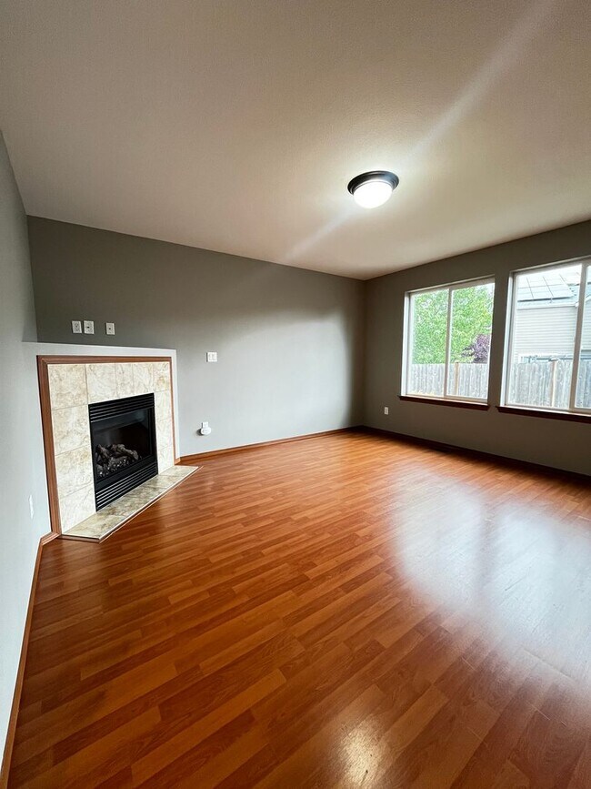 Building Photo - Beautiful 3 bedroom, 2.5 bath House in Puy...