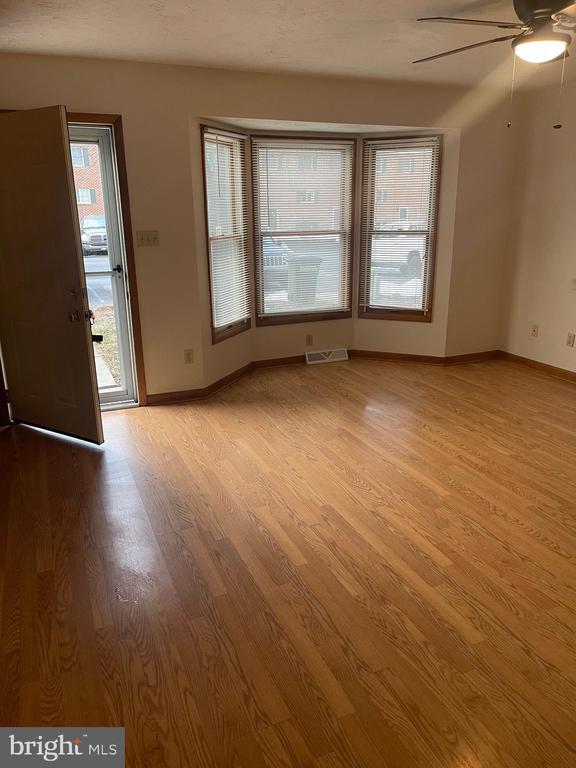 Building Photo - 14 Colonial Dr