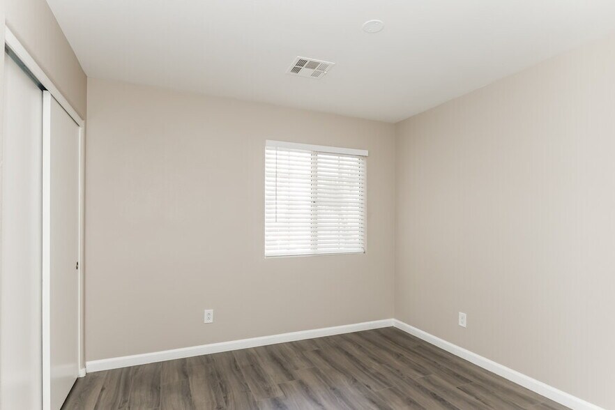 Building Photo - 1079 Featherwood Ave