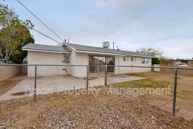 Building Photo - 3503 Montclaire Dr NE