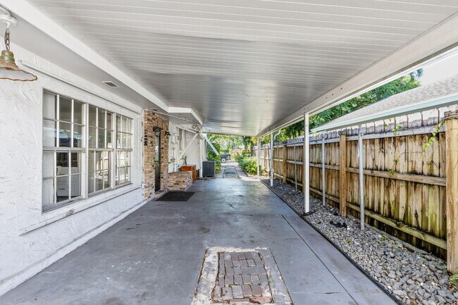 Building Photo - 715 Kaye St