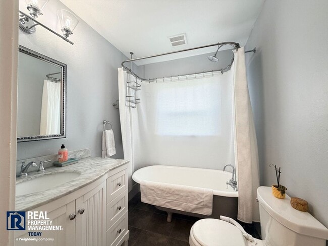 Building Photo - Fully Furnished North Tacoma Home Near Ruston Way & Stadium District!