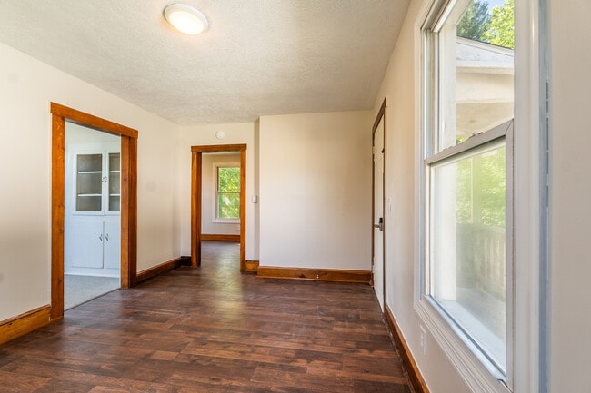 Building Photo - 610.5 Russell St