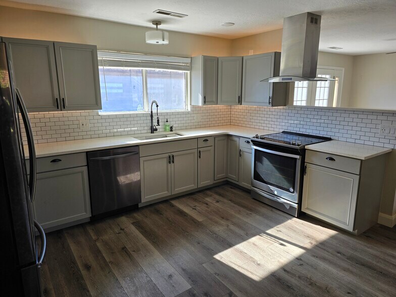 Kitchen - 389 N Donlee Dr