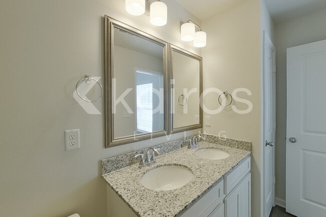 Building Photo - 2579 Banyon Cir