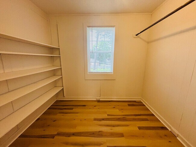 Building Photo - AVAILABLE NOW- Renovated in Rosewood!