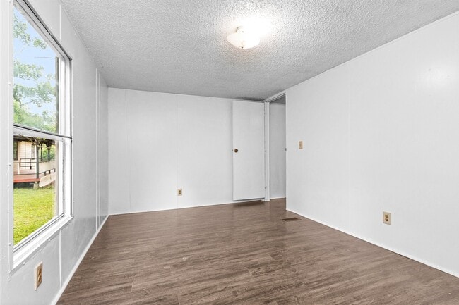 Building Photo - 19339 Forest Ln Cir