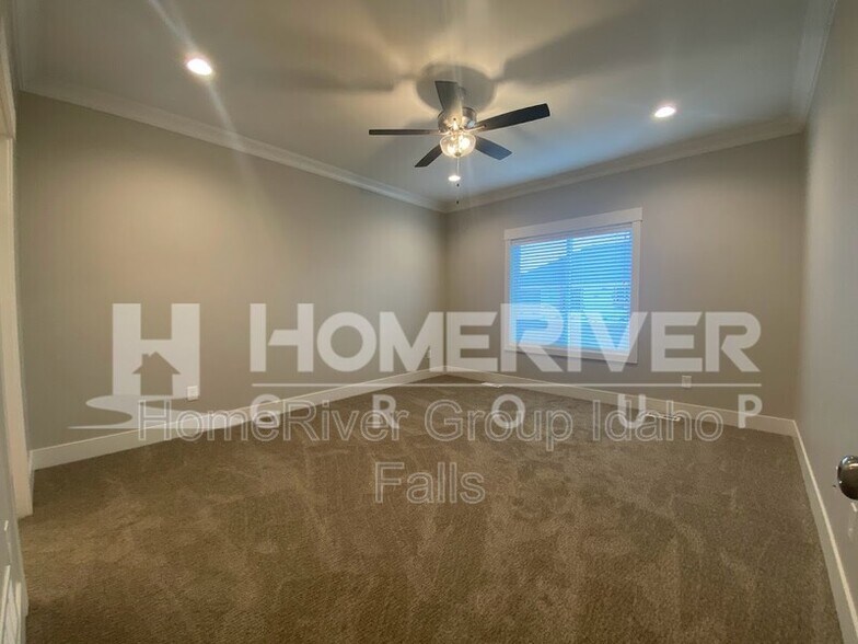 Building Photo - 690 Silvermaple Dr
