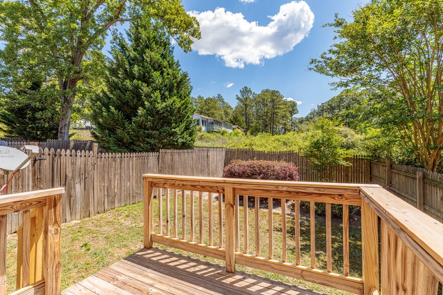 Building Photo - 202 Clover Court