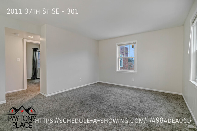 Building Photo - Spacious condo unit in well kept building.