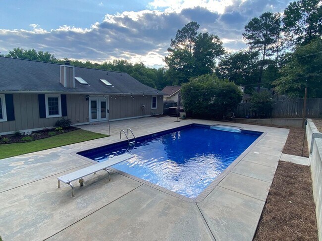 Building Photo - 654 Tara Ln