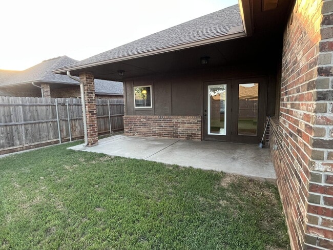 Building Photo - "Charming 3-Bedroom Home with 2 Full Baths...