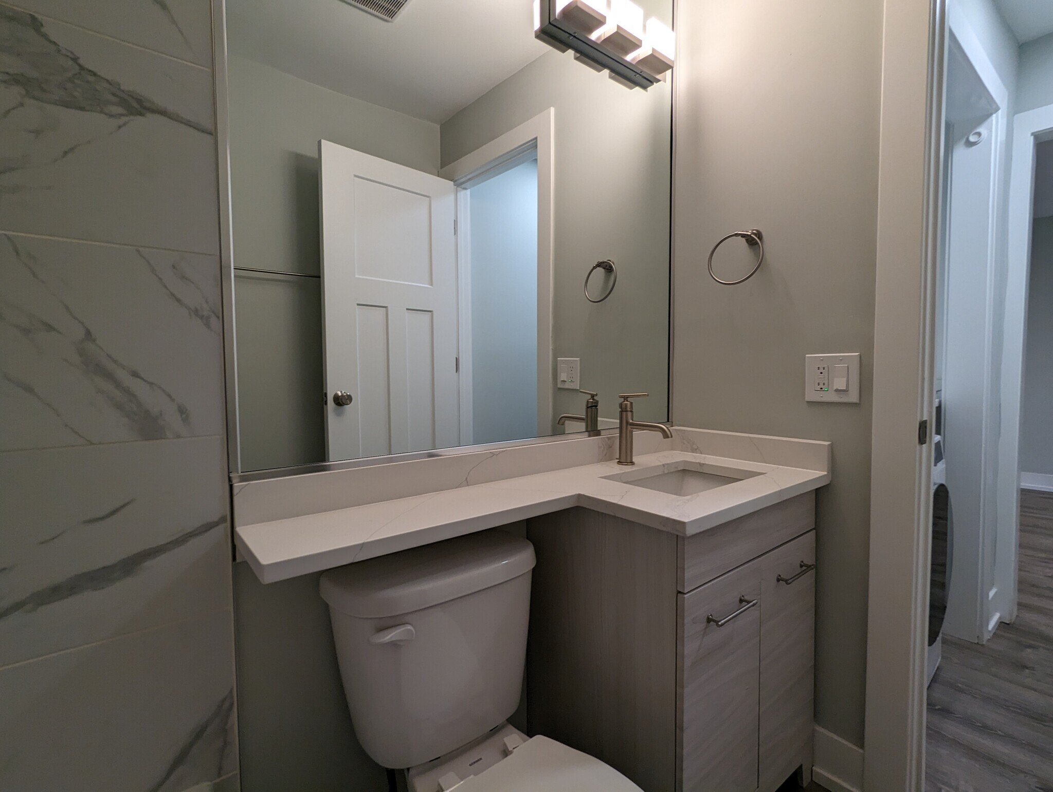 Building Photo - 454 W Barry Ave