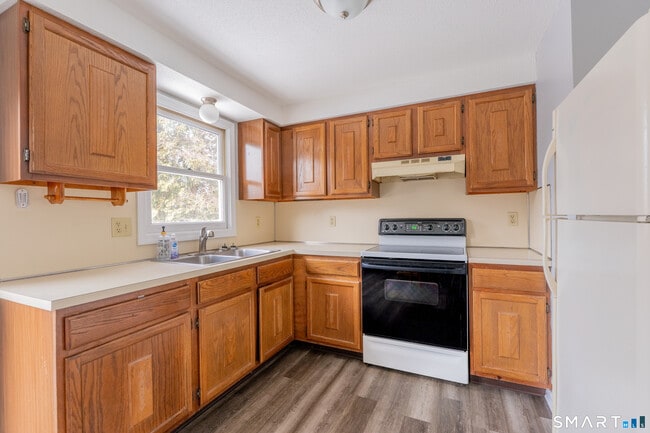 Building Photo - 28 Orient St