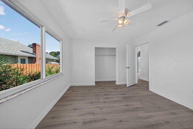 Building Photo - 117 NE 8th St