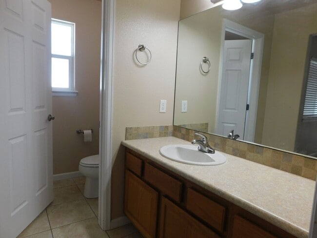 Building Photo - Spacious Duplex in Autumn Glen Subdivision