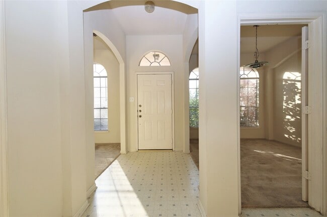 Building Photo - 8811 Norham Dr