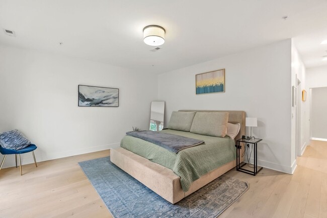 Building Photo - Bi-Level Shaw Condo