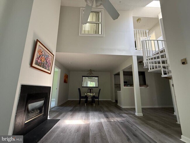 Building Photo - 10019 Vanderbilt Cir