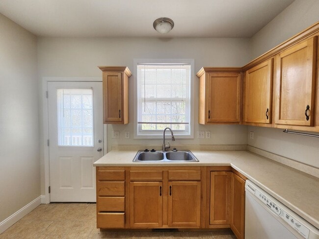 Building Photo - Weaverville Rental!