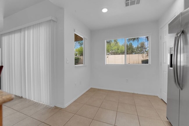 Building Photo - Charming 2 bedrooms 2 Bathrooms in the Amb...