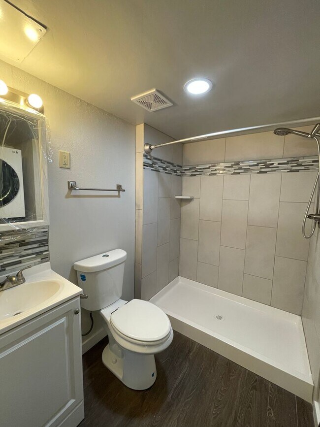 Building Photo - Recently Renovated! 3bed/2bath home in Louisville