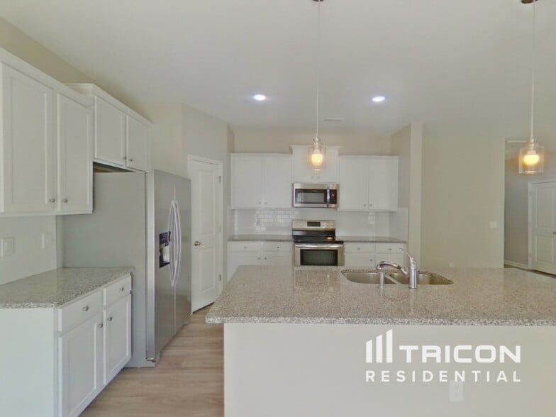 Building Photo - 200 Spring Knoll Dr