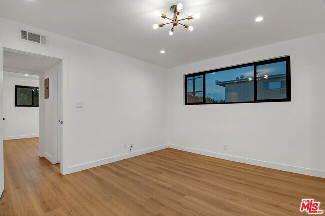 Building Photo - 950 Havenhurst Dr