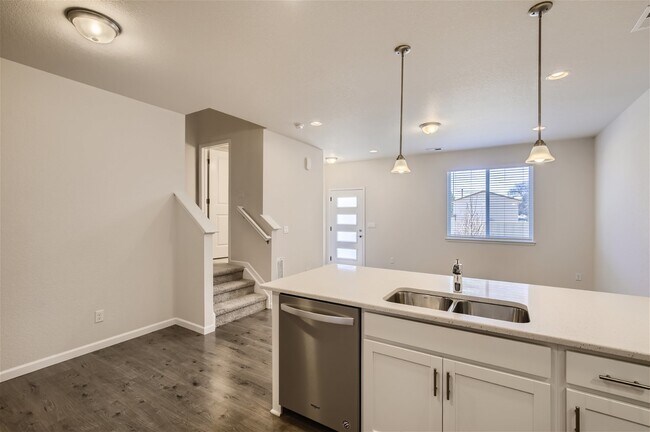 Building Photo - Beautiful SW Longmont Townhome