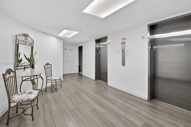 Building Photo - 1817 S Ocean Dr
