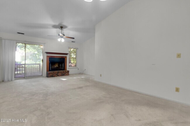 Building Photo - 1615 RaceTrack Rd