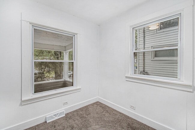 Building Photo - 517 Regent St