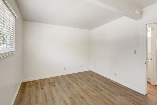 Building Photo - 406 Scripps Dr