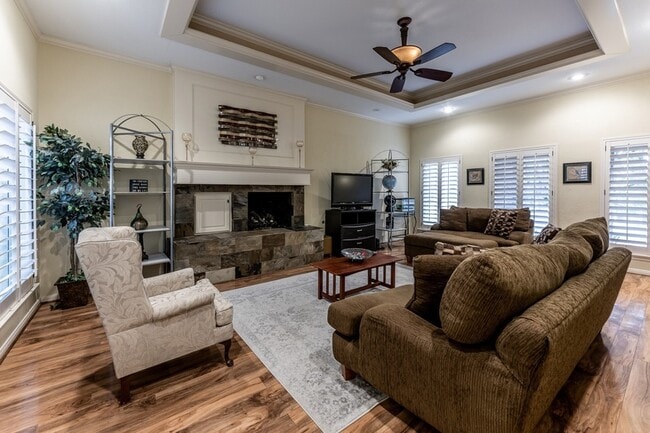 Building Photo - 422 River Oaks Dr