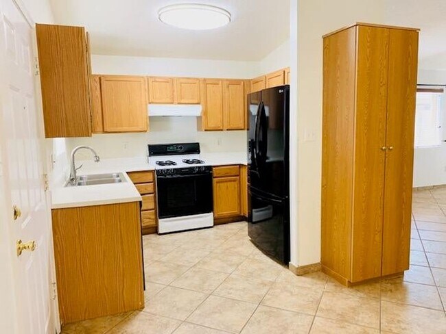 Building Photo - Lovely 1460/sf 3 Bedroom  2 Bath  2/CG TH