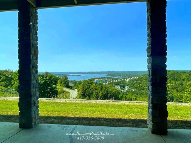 Building Photo - Stunning Executive Lake Home