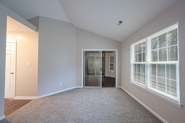 Building Photo - Updated 2 Bed, 2 Bath Condo in Charlotte