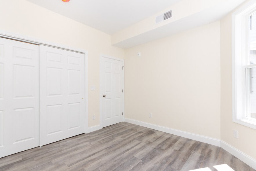 Building Photo - 2 French Ter