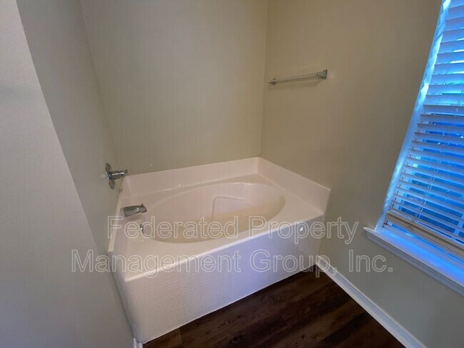 Building Photo - 2615 Creek Ridge Dr